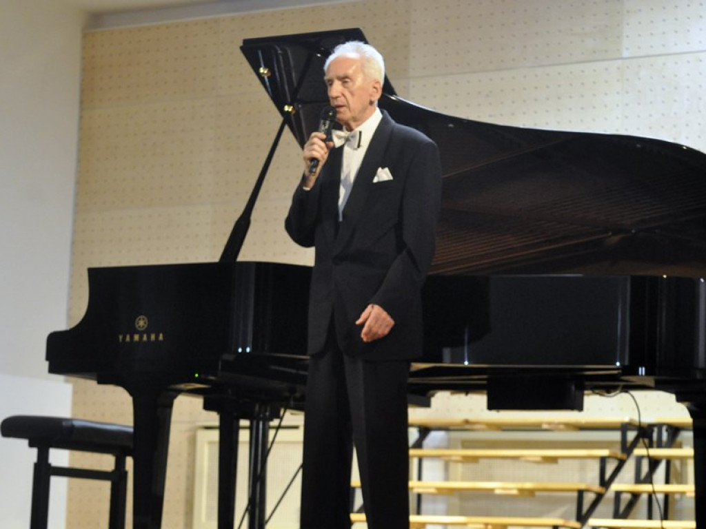 Koncert znanego pianisty w szkole muzycznej. Sala wypełniła się po brzegi