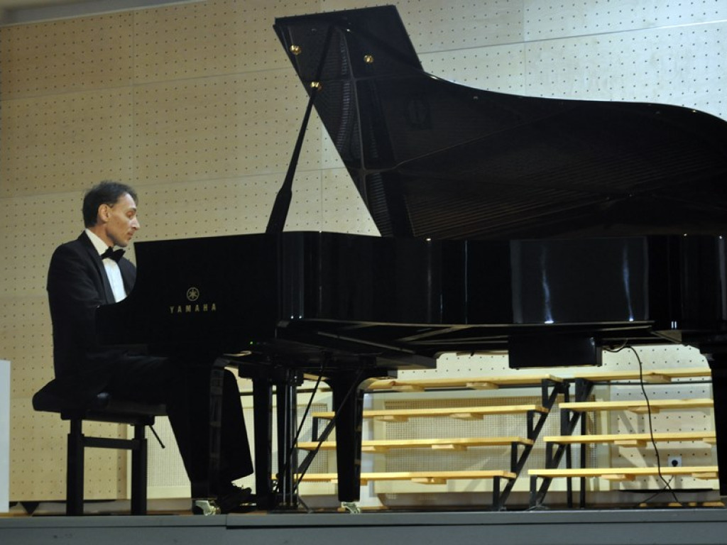 Koncert znanego pianisty w szkole muzycznej. Sala wypełniła się po brzegi