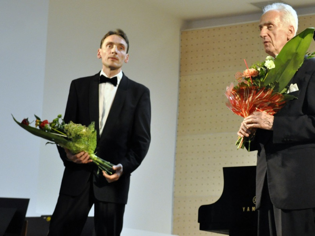 Koncert znanego pianisty w szkole muzycznej. Sala wypełniła się po brzegi