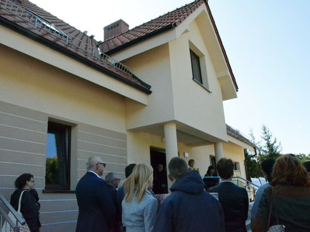 Klucze wręczone, wstęga przecięta! Oficjalnie otwarcie domów dziecka