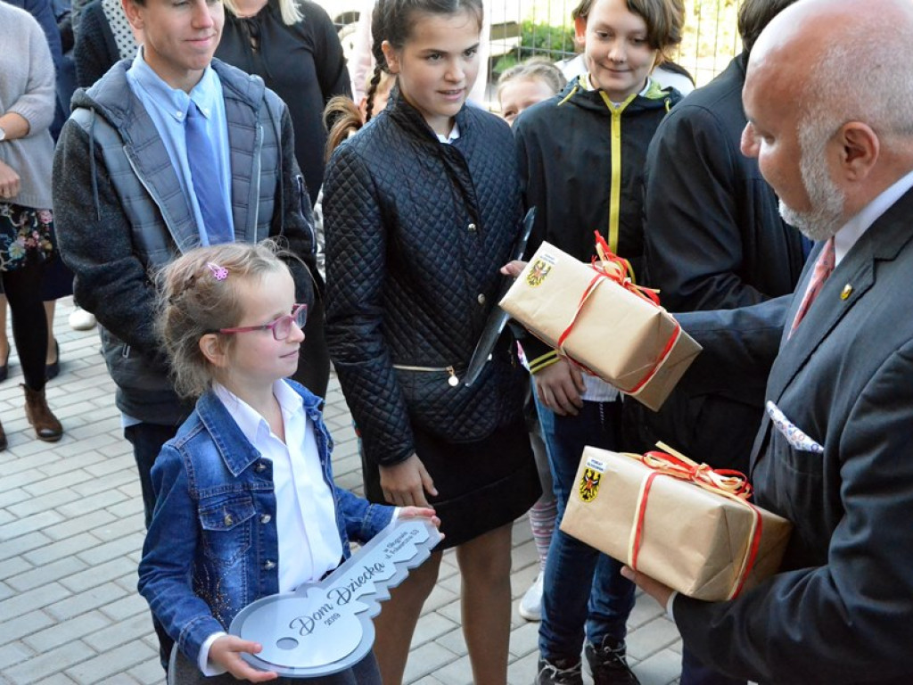 Klucze wręczone, wstęga przecięta! Oficjalnie otwarcie domów dziecka