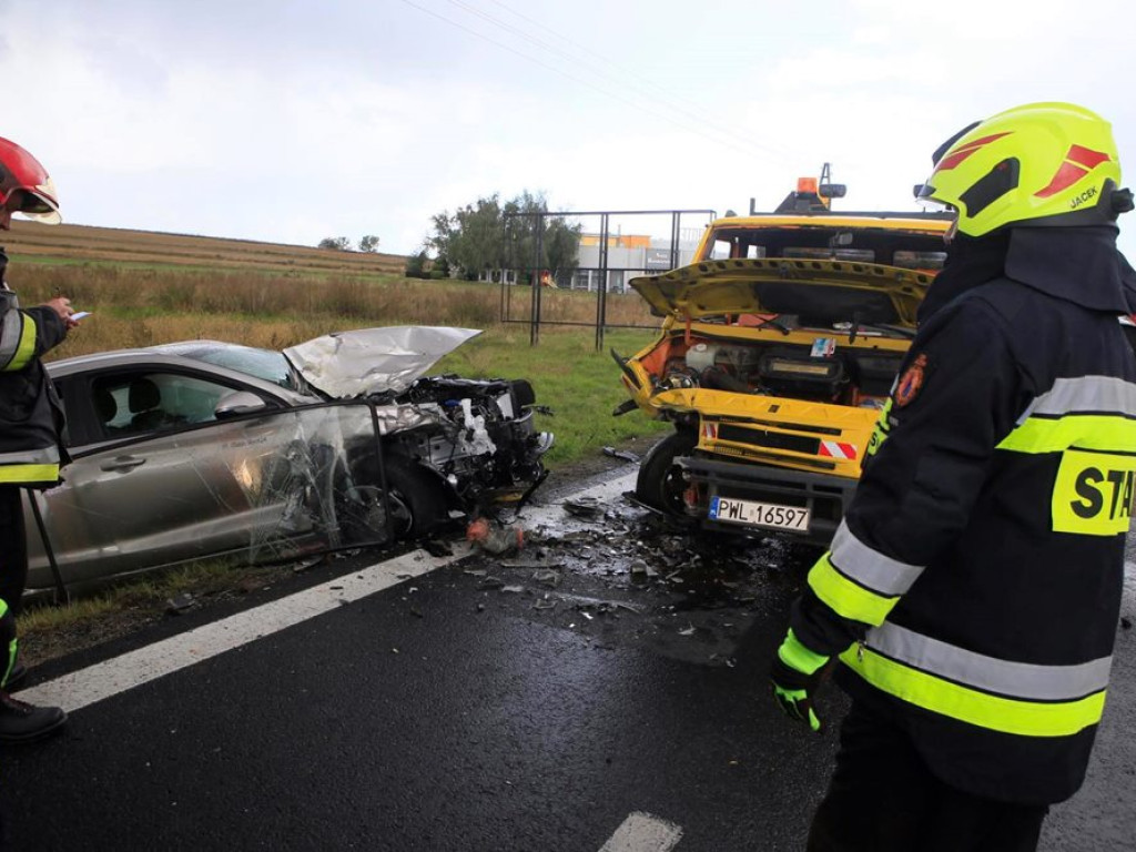 Czołowe zderzenie koło Jaczowa. Kierowca hyundaia w szpitalu