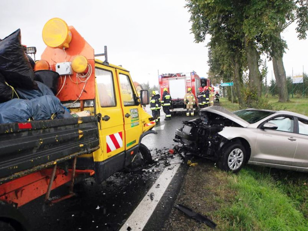 Czołowe zderzenie koło Jaczowa. Kierowca hyundaia w szpitalu