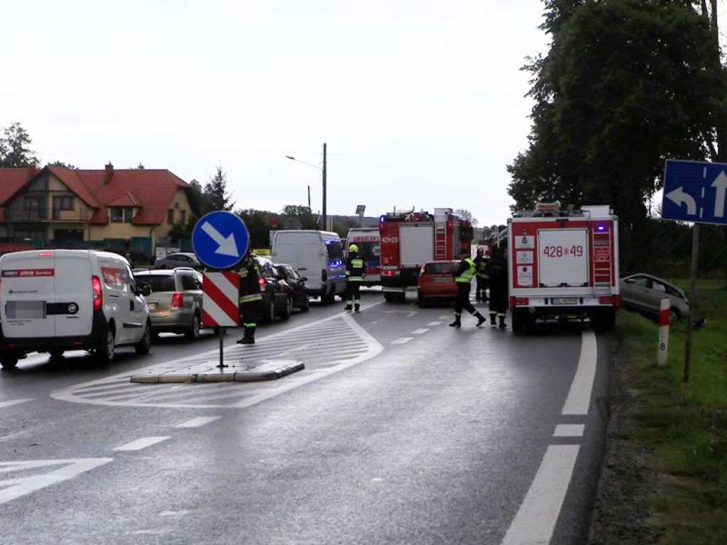 Czołowe zderzenie koło Jaczowa. Kierowca hyundaia w szpitalu