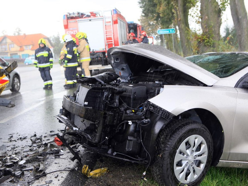 Czołowe zderzenie koło Jaczowa. Kierowca hyundaia w szpitalu