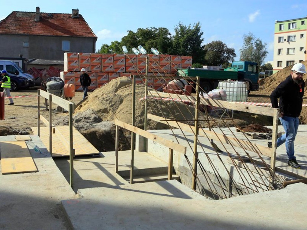 Symbolicznie wmurowali kamień węgielny pod nowe przedszkole.  Siódemka wreszcie będzie nowoczesna!