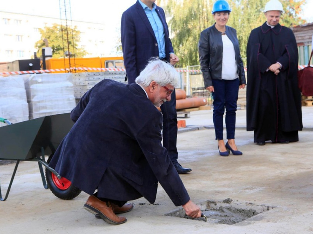 Symbolicznie wmurowali kamień węgielny pod nowe przedszkole.  Siódemka wreszcie będzie nowoczesna!