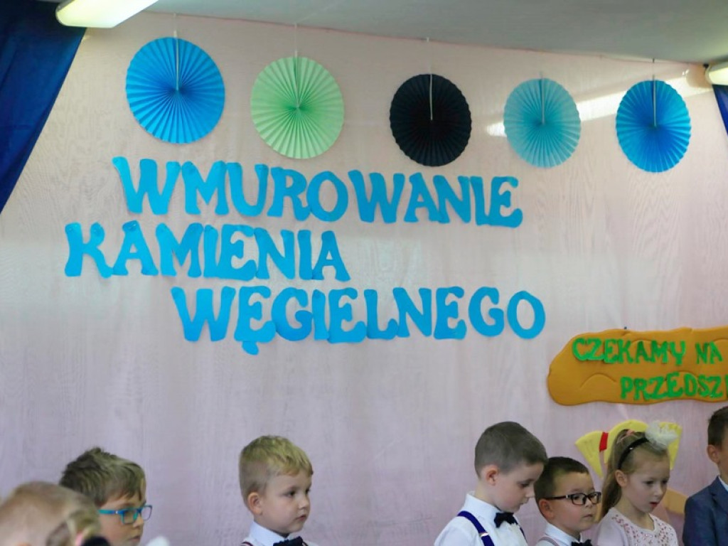 Symbolicznie wmurowali kamień węgielny pod nowe przedszkole.  Siódemka wreszcie będzie nowoczesna!