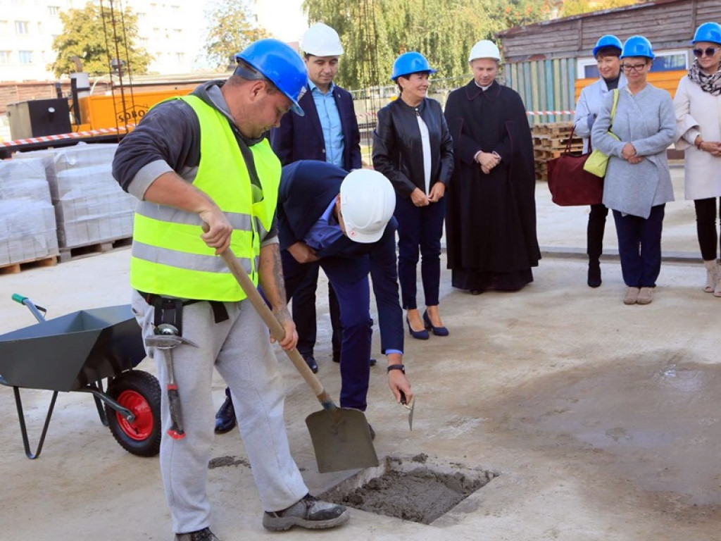 Symbolicznie wmurowali kamień węgielny pod nowe przedszkole.  Siódemka wreszcie będzie nowoczesna!