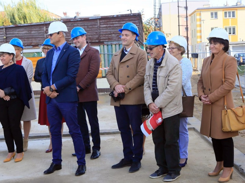 Symbolicznie wmurowali kamień węgielny pod nowe przedszkole.  Siódemka wreszcie będzie nowoczesna!