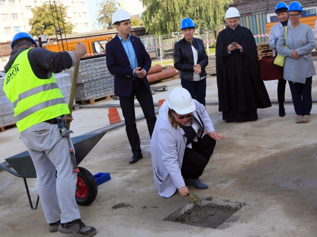 Symbolicznie wmurowali kamień węgielny pod nowe przedszkole.  Siódemka wreszcie będzie nowoczesna!