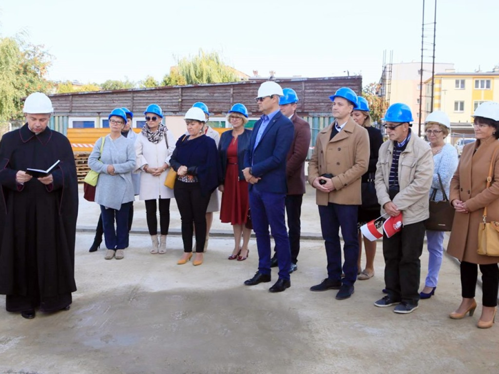 Symbolicznie wmurowali kamień węgielny pod nowe przedszkole.  Siódemka wreszcie będzie nowoczesna!
