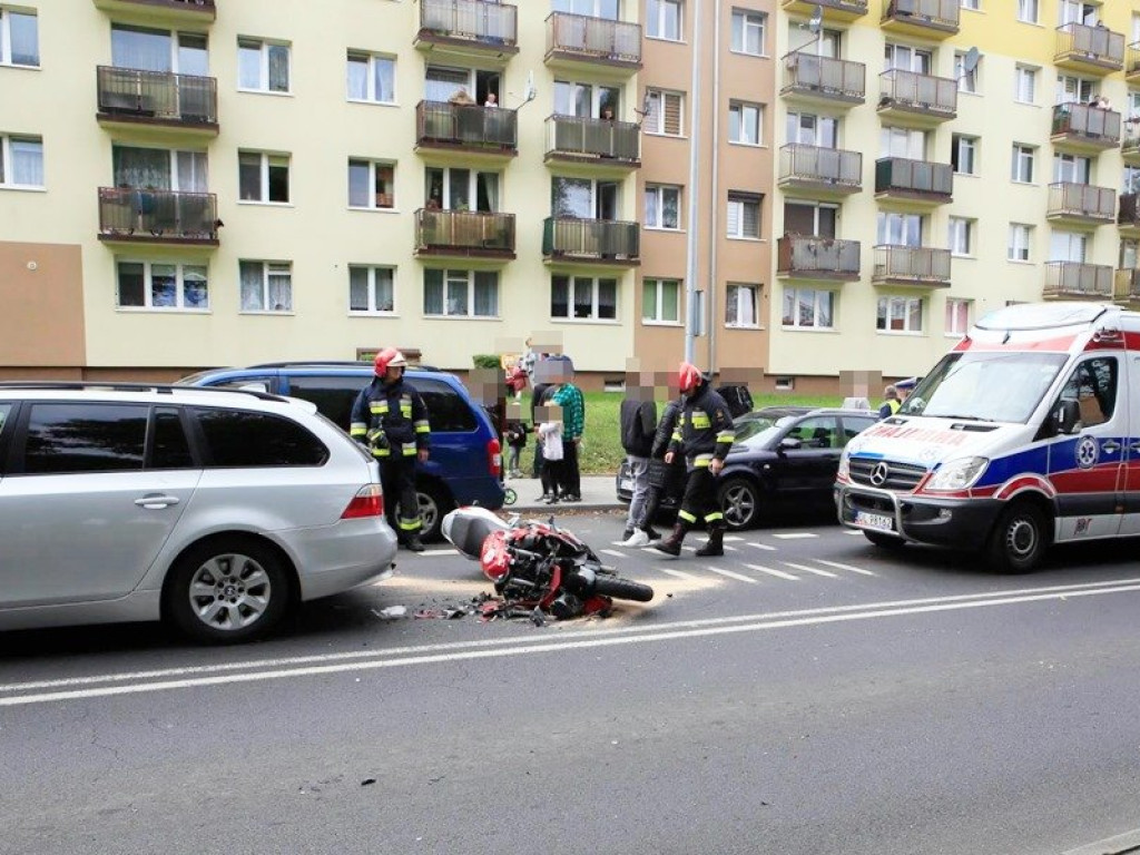 Motocyklista nie wyhamował i uderzył w tył BMW. Wypadek na ulicy Wita Stwosza