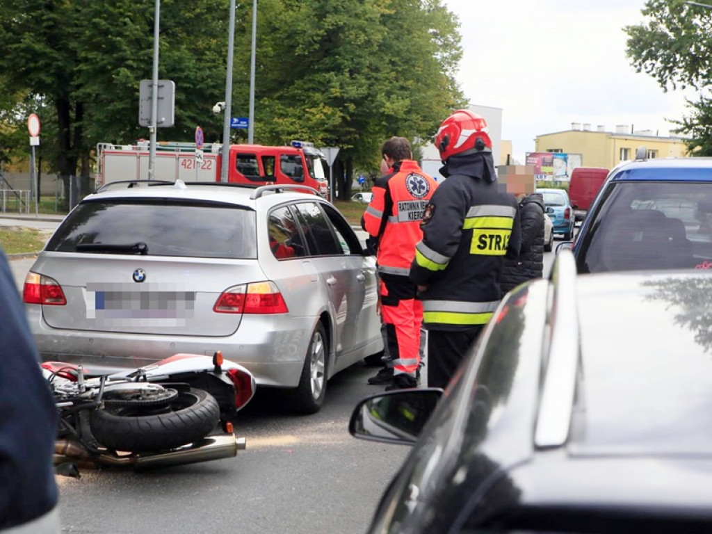 Motocyklista nie wyhamował i uderzył w tył BMW. Wypadek na ulicy Wita Stwosza