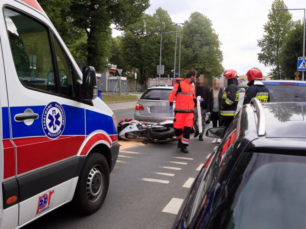 Motocyklista nie wyhamował i uderzył w tył BMW. Wypadek na ulicy Wita Stwosza