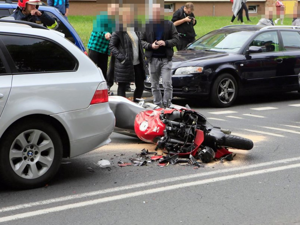 Motocyklista nie wyhamował i uderzył w tył BMW. Wypadek na ulicy Wita Stwosza