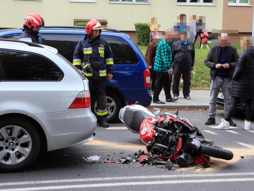 Motocyklista nie wyhamował i uderzył w tył BMW. Wypadek na ulicy Wita Stwosza