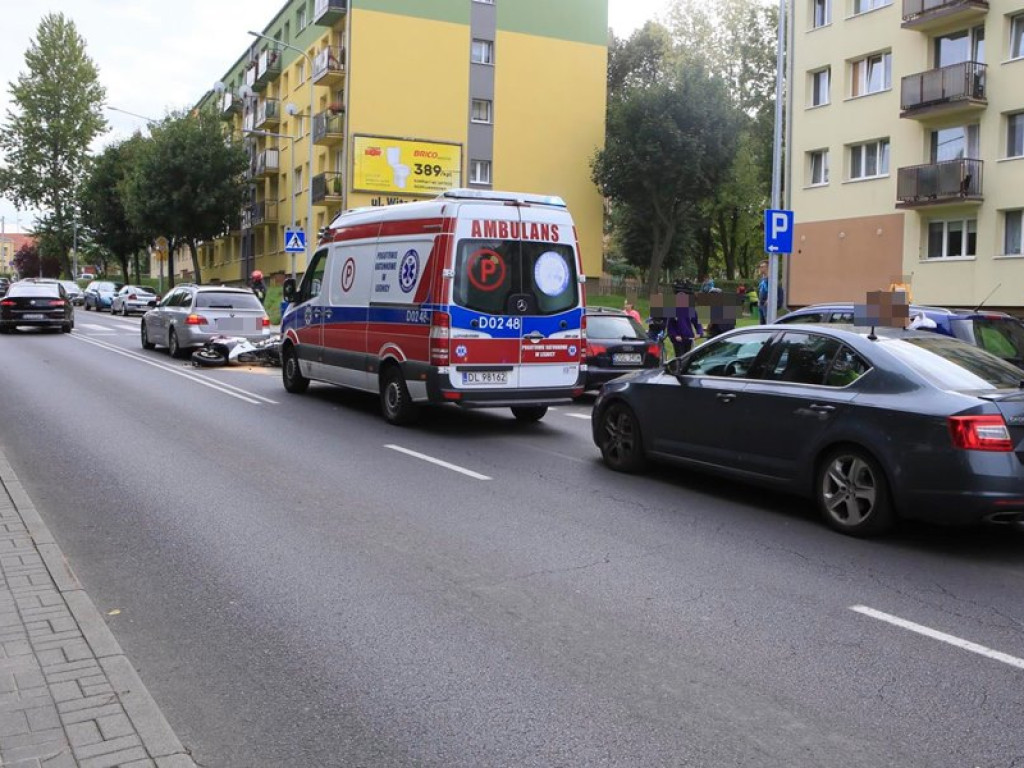 Motocyklista nie wyhamował i uderzył w tył BMW. Wypadek na ulicy Wita Stwosza