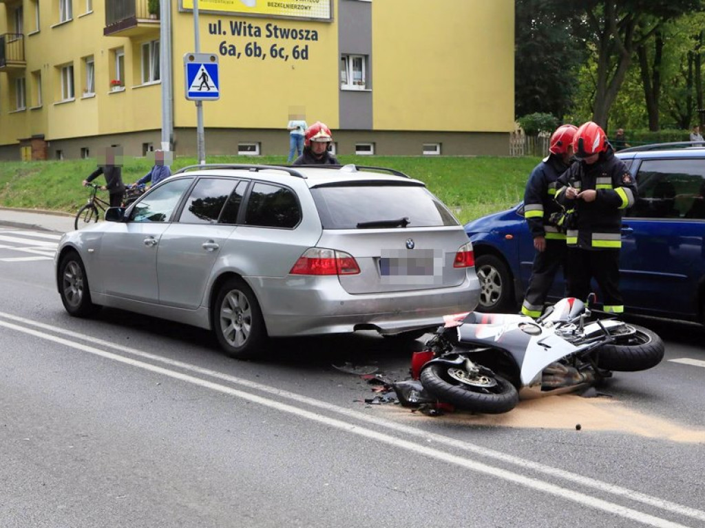 Motocyklista nie wyhamował i uderzył w tył BMW. Wypadek na ulicy Wita Stwosza