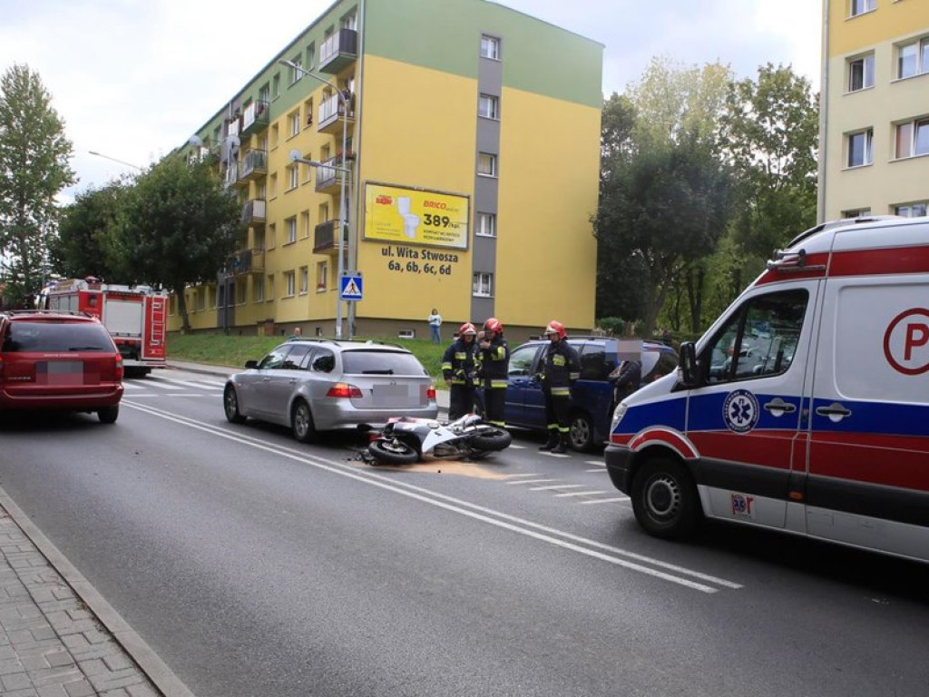 Motocyklista nie wyhamował i uderzył w tył BMW. Wypadek na ulicy Wita Stwosza