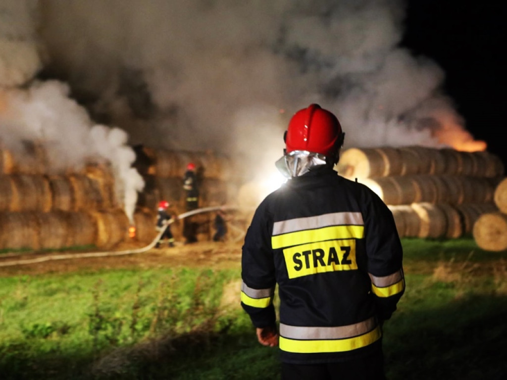 Ogromne trzy pożary słomy. Strażacy z całego powiatu walczą z żywiołem (ZDJĘCIA)