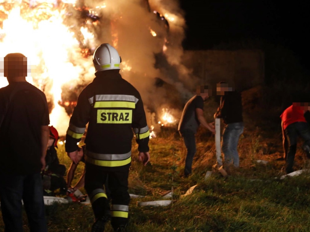 Ogromne trzy pożary słomy. Strażacy z całego powiatu walczą z żywiołem (ZDJĘCIA)