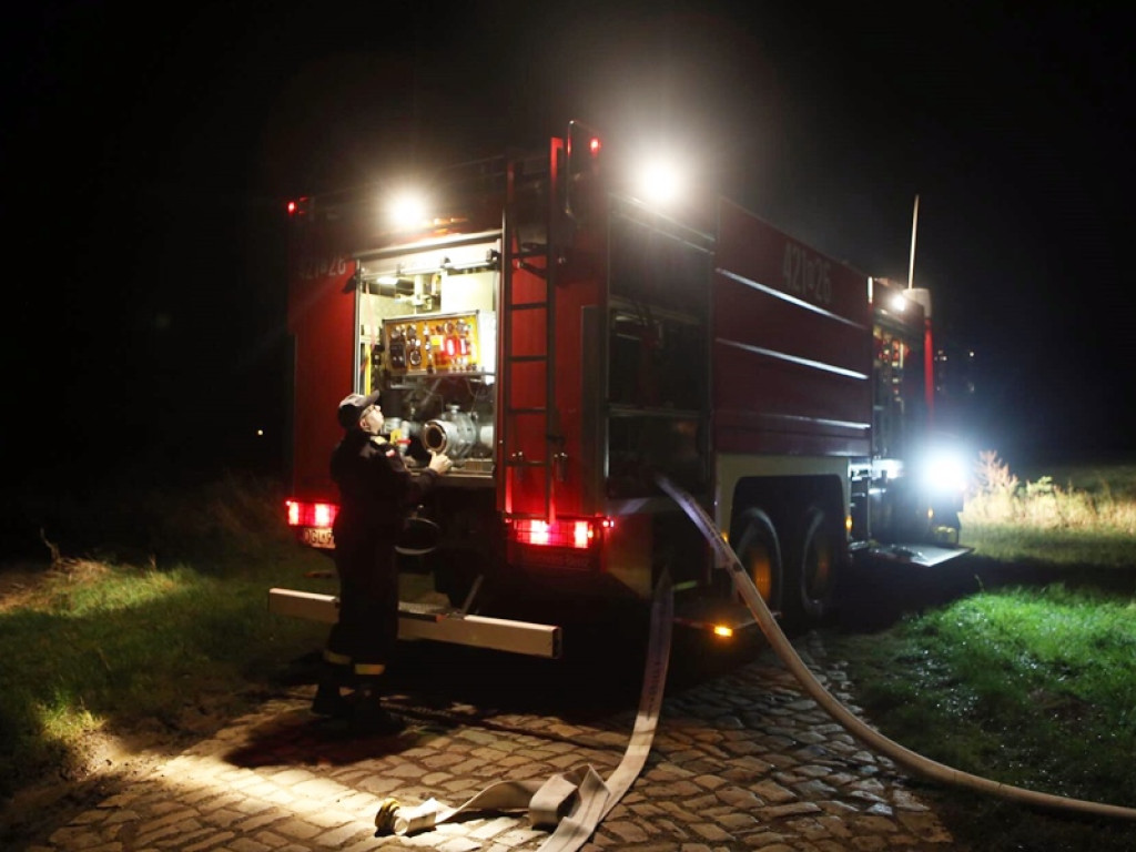 Ogromne trzy pożary słomy. Strażacy z całego powiatu walczą z żywiołem (ZDJĘCIA)
