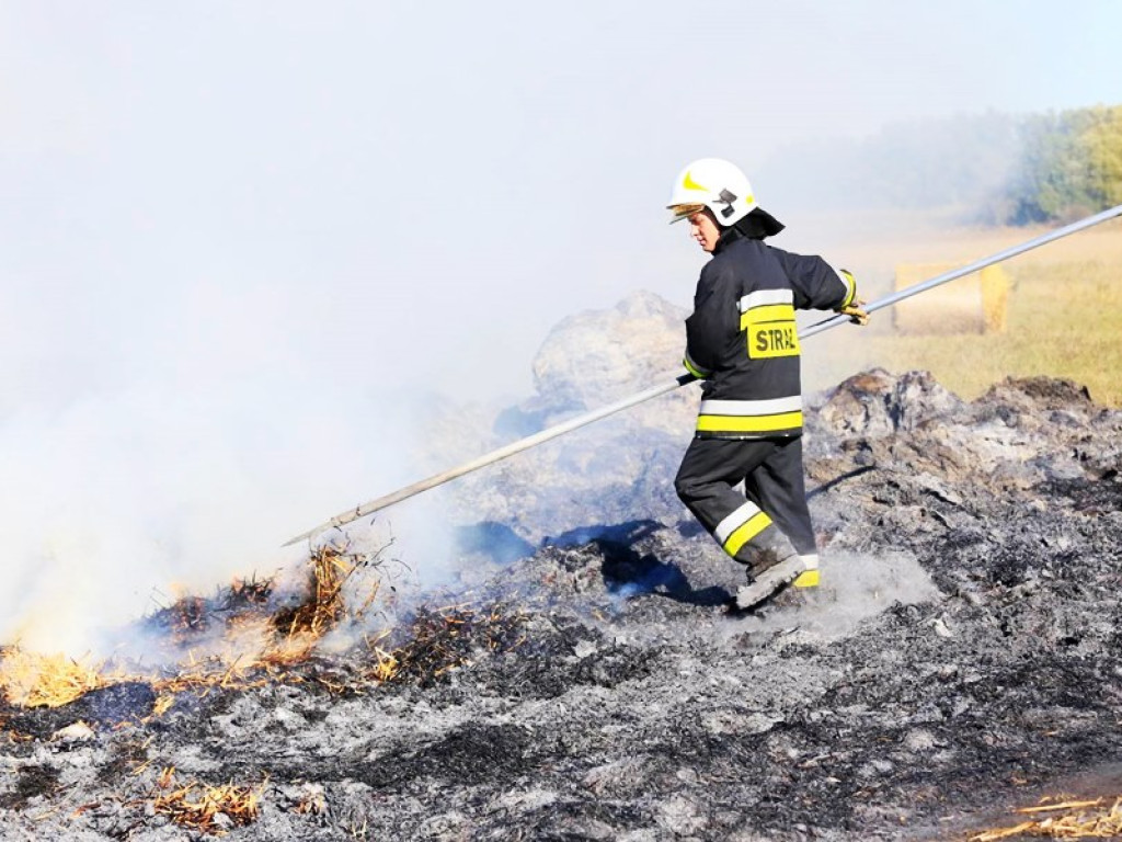 Akcja strażaków nadal trwa. Walka z ogniem może zająć jeszcze wiele godzin