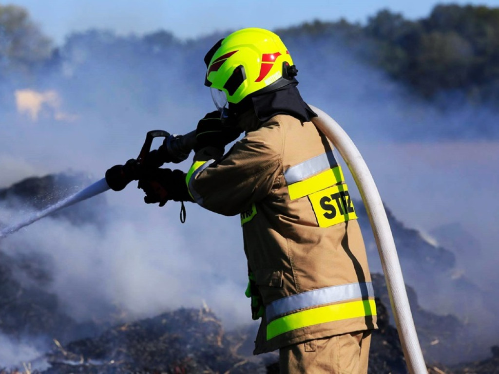 Akcja strażaków nadal trwa. Walka z ogniem może zająć jeszcze wiele godzin