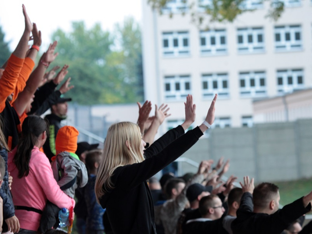 Piłkarskie święto w Głogowie! Trybuny nie straszą dziś pustkami
