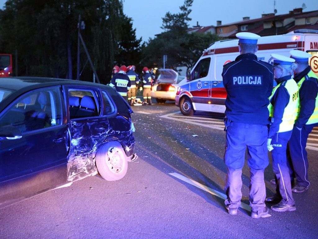 Zderzenie trzech aut na ul. Kazimierza Wielkiego. Volkswagen nie ustąpił pierwszeństwa