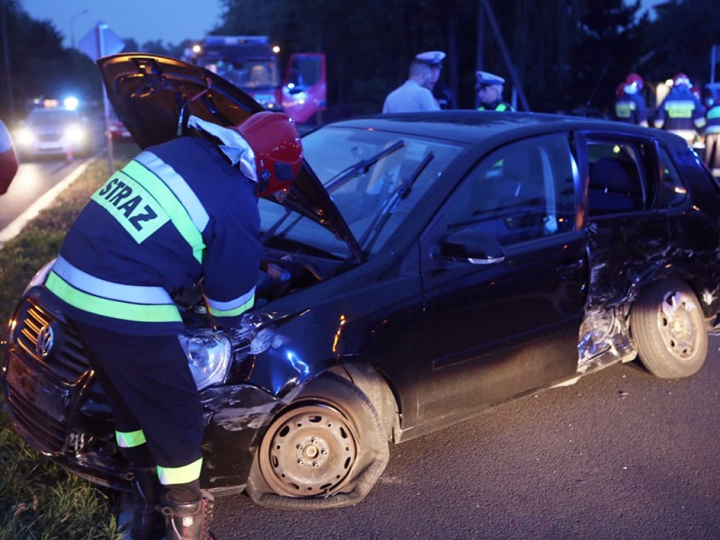 Zderzenie trzech aut na ul. Kazimierza Wielkiego. Volkswagen nie ustąpił pierwszeństwa