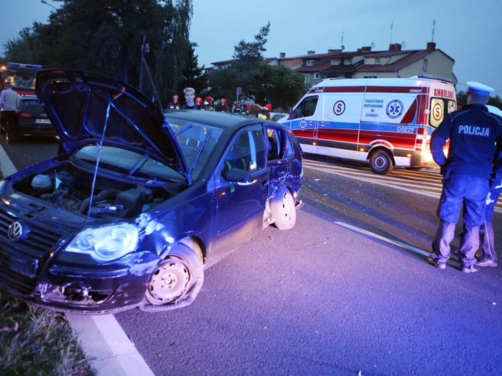 Zderzenie trzech aut na ul. Kazimierza Wielkiego. Volkswagen nie ustąpił pierwszeństwa