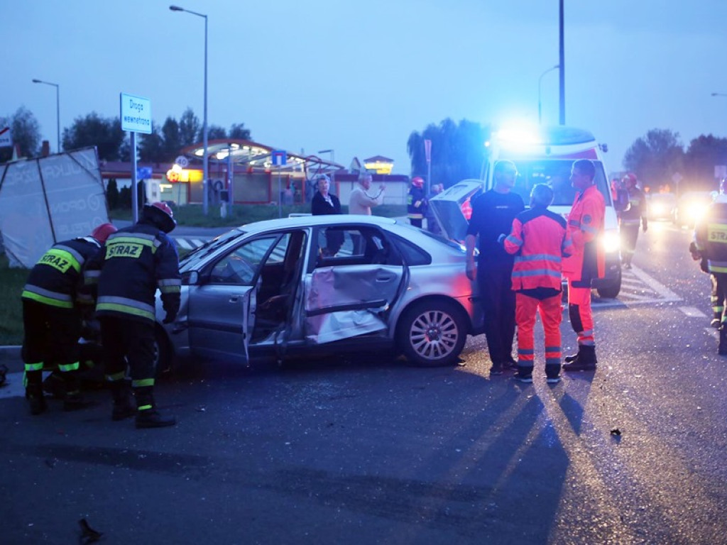 Zderzenie trzech aut na ul. Kazimierza Wielkiego. Volkswagen nie ustąpił pierwszeństwa
