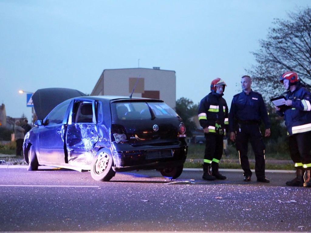 Zderzenie trzech aut na ul. Kazimierza Wielkiego. Volkswagen nie ustąpił pierwszeństwa