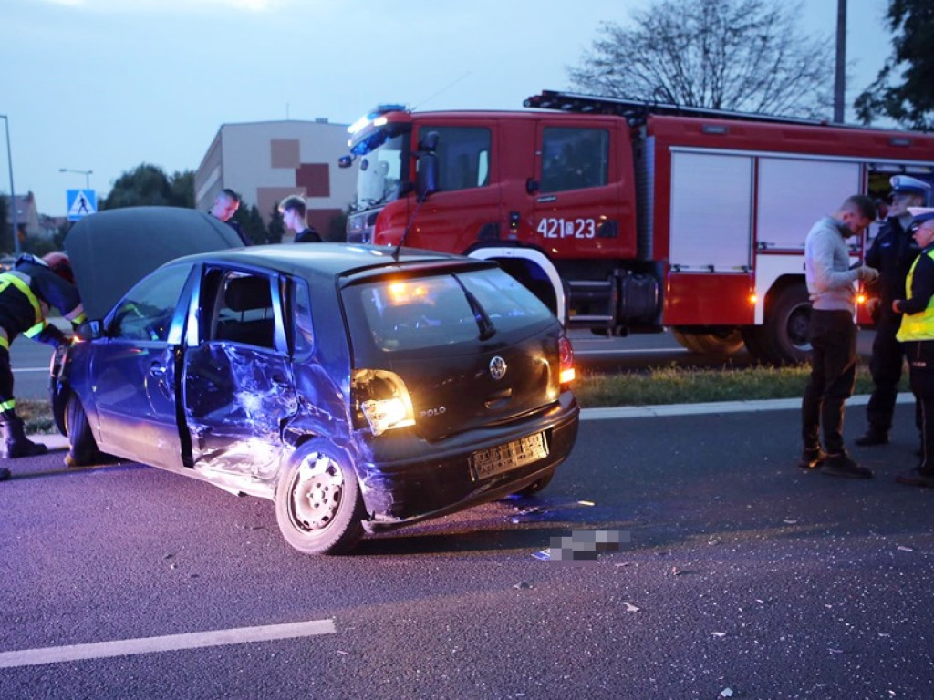 Zderzenie trzech aut na ul. Kazimierza Wielkiego. Volkswagen nie ustąpił pierwszeństwa