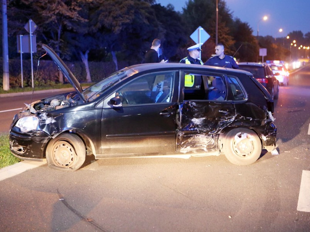 Zderzenie trzech aut na ul. Kazimierza Wielkiego. Volkswagen nie ustąpił pierwszeństwa