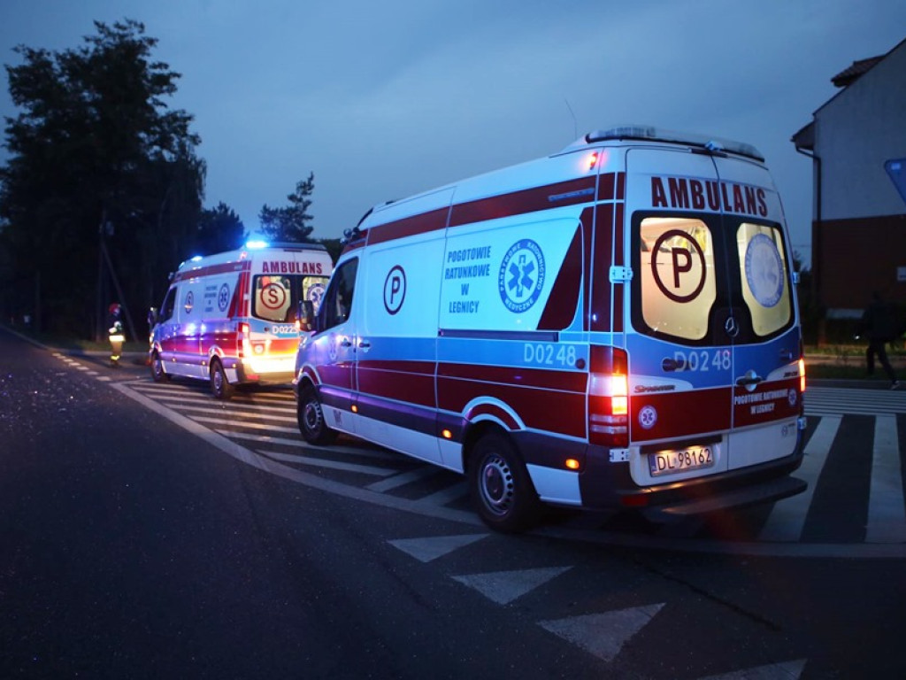 Zderzenie trzech aut na ul. Kazimierza Wielkiego. Volkswagen nie ustąpił pierwszeństwa