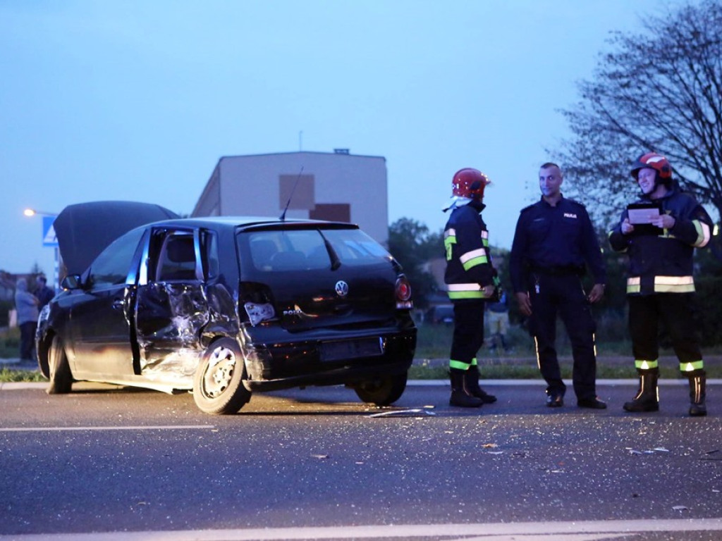 Zderzenie trzech aut na ul. Kazimierza Wielkiego. Volkswagen nie ustąpił pierwszeństwa