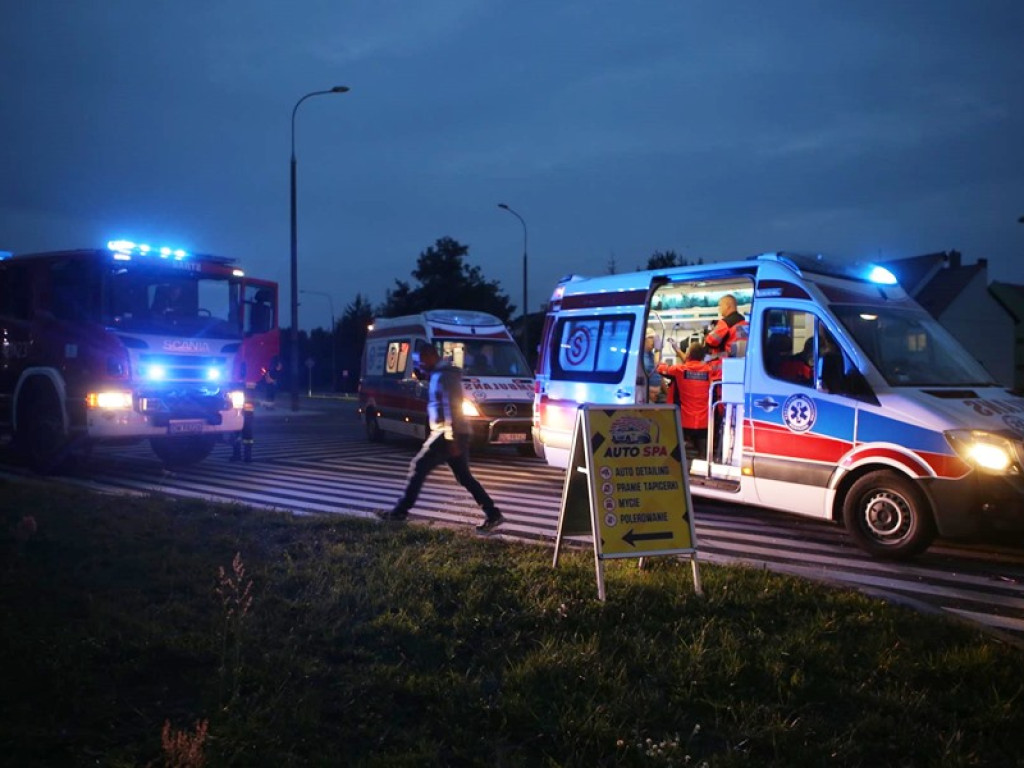 Zderzenie trzech aut na ul. Kazimierza Wielkiego. Volkswagen nie ustąpił pierwszeństwa