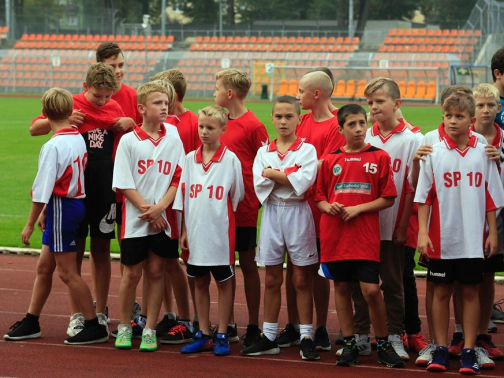 Lekkoatletyczne zawody w strugach deszczu. Ale frekwencja wzorowa!