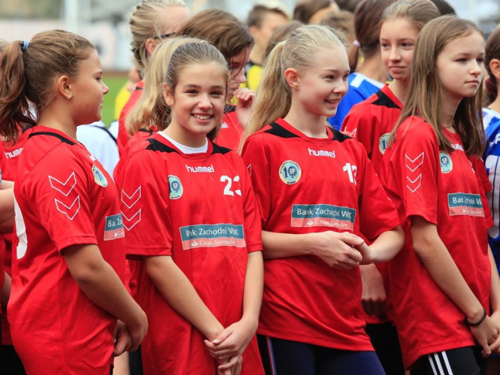 Lekkoatletyczne zawody w strugach deszczu. Ale frekwencja wzorowa!