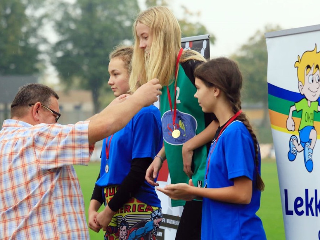 Lekkoatletyczne zawody w strugach deszczu. Ale frekwencja wzorowa!
