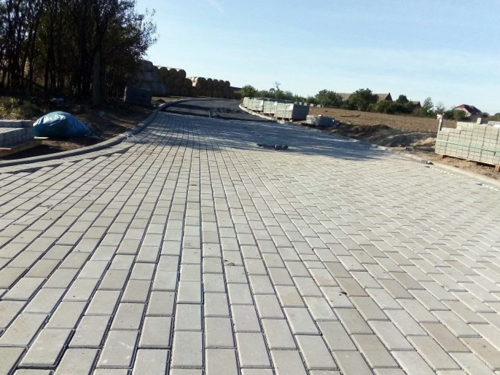 Nowa droga w Kłodzie z betonowej kostki brukowej prawie gotowa