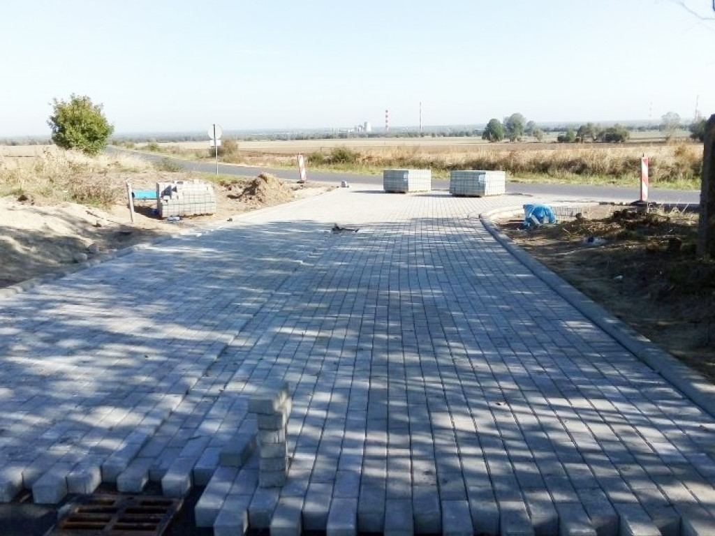 Nowa droga w Kłodzie z betonowej kostki brukowej prawie gotowa