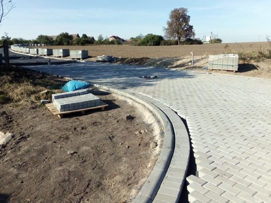 Nowa droga w Kłodzie z betonowej kostki brukowej prawie gotowa