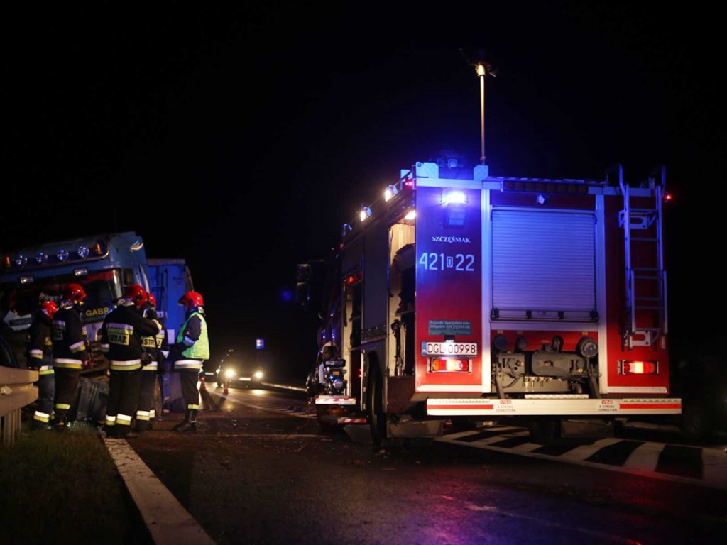 Ciężarówka uderzyła w wyjeżdżający z pola ciągnik