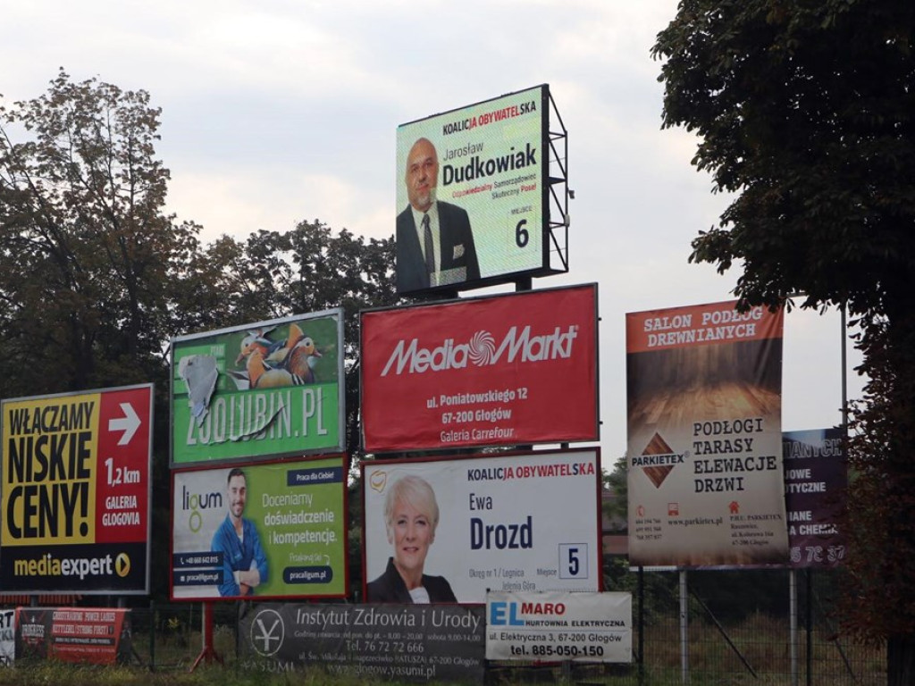 Kandydaci jak malowani. Kto uśmiecha się do nas z wyborczych banerów?