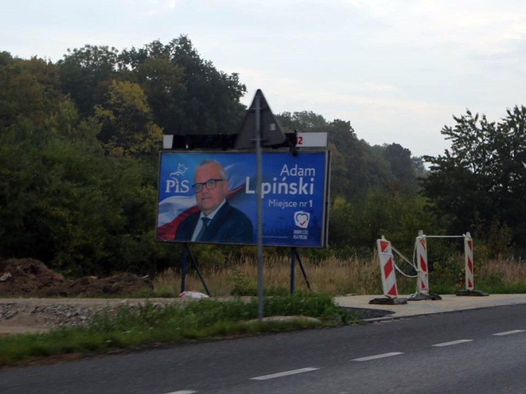 Kandydaci jak malowani. Kto uśmiecha się do nas z wyborczych banerów?