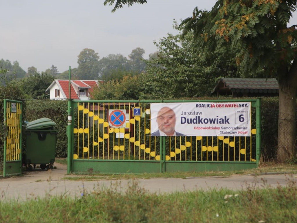 Kandydaci jak malowani. Kto uśmiecha się do nas z wyborczych banerów?